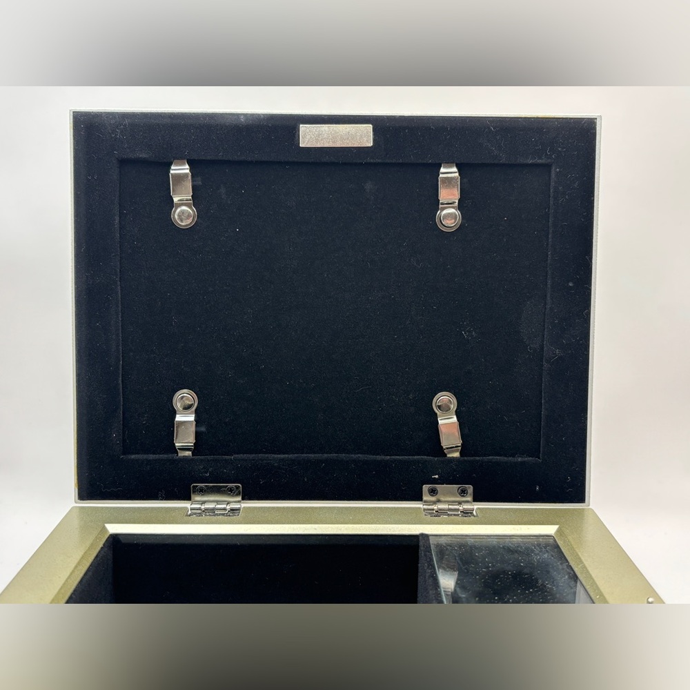 Beautiful Mother-themed Jewelry/Music Box with Swappable Picture Frame - Picture 4 of 13
